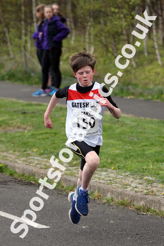 Boys and girls under-11s, Elswick Good Friday Road Races. Photo: David T. Hewitson/Sports for All Pics